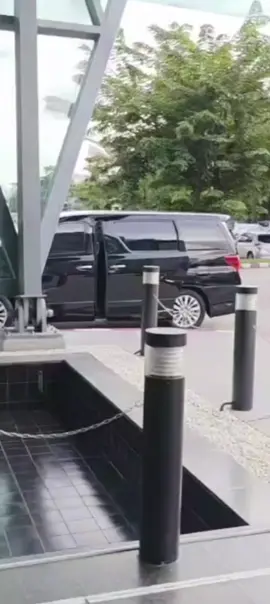 arriving at her first fanmeet This is just the beginning😎😎😎😎 #dangerousqueentheseries #tkphinyanech #glthailand #tknur💜 #fyp 