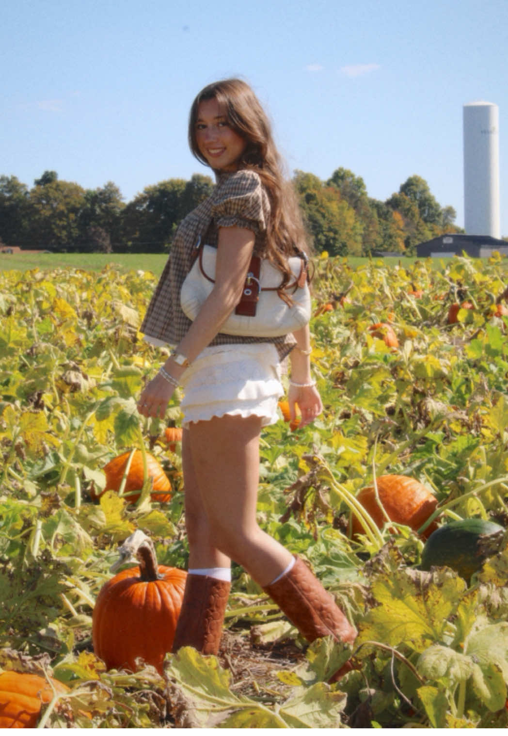 I’m so obsessed with these pumpkin patch photos  #pumpkinpatch #outfitinspo #fallfashion #fallpictures #styleinspo 