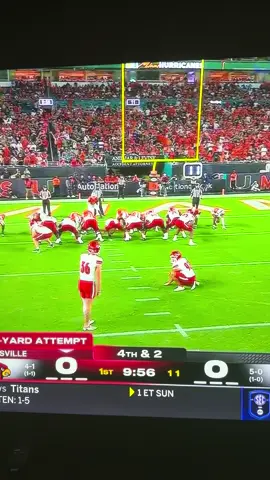 You never really know what’s going thru the mind of a college football player. #CollegeFootball #lousiville #acc #miami #ncaa 