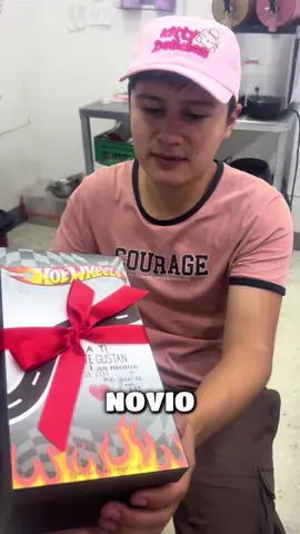 En este video les muestro el regalo que le di a mi novio, por el día del novio el cual compré en @Peluches y Regalos Col , unos hermosos hotwheels y una foto nuestra, en una cajita personalizada muy linda, porfavor vayan a seguirlos tienen cosas muy bonitas 🥰🫶🏻