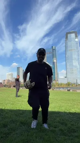 NYC si recicla lo que no hacen es enterrar basura como antes.  La basura común (no reciclable) — lo que tiras en el cubo negro — ya no se entierra en NYC porque la ciudad cerró su último vertedero en 2001 (el famoso Fresh Kills Landfill en Staten Island). Pennsylvania: recibe gran parte de los residuos domésticos, sobre todo en condados como Luzerne, Wayne y York. #viral #parati #foryoupage #viralvideos #viraltiktok 