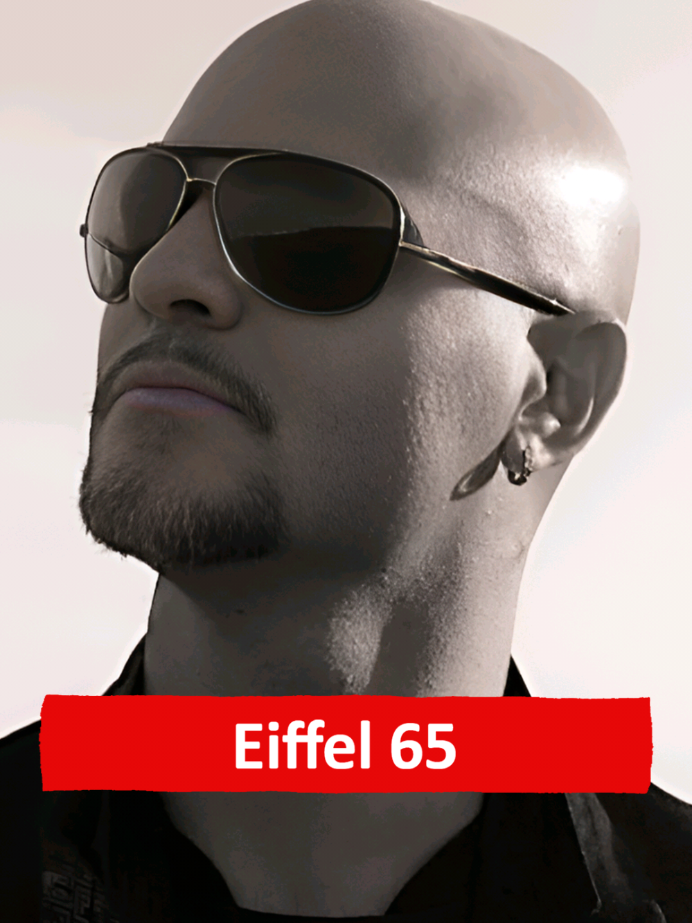 🔵 Eiffel 65 – Blue (Da Ba Dee) (1998) 🌍 Eiffel 65 es un trío italiano que irrumpió en la escena mundial a finales de los 90s con un sonido futurista, pegajoso y absolutamente único. Mezclaron melodías pop con bases electrónicas eurodance, conquistando discotecas y radios. 🌐 “Blue (Da Ba Dee)” nació casi por accidente. Mientras Lobina improvisaba una melodía al teclado, Jeffrey empezó a cantar un estribillo con palabras sin sentido (“da ba dee da ba daa”) para acompañar el ritmo. Esa idea espontánea se transformó en un himno mundial que conectó con toda una generación. #eiffel65  #blue  #musica  #entretenimiento  #tendencia 