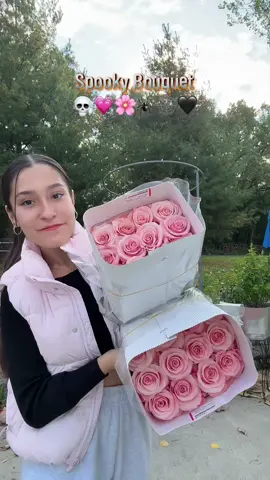 Make a spooky bouquet with me!!💀👻🕷️🕸️💗💕🌸#fyp #viral #spookyseason #spookybouquet #couple 