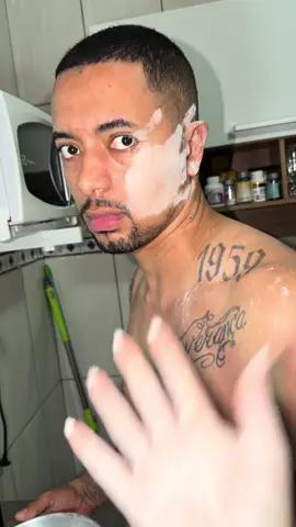 Meu benzinho foi fazer bolo mais errou o tamanho da forma aí fui dar um toque nele pra não errado 