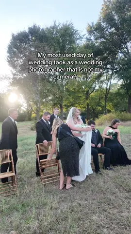 Everyone always wants to know. What is the most used tool that is not your camera. This side bag that is massive and carry’s eveyrbting without killing my shoulder. Is it meant for working Weddings? Who knows. Do I care? Nope. Because if you had a Mary poppins bag that was comfortable tell me you wouldn’t use it on a wedding day. #sidebag #usefulbag #bags #bestmombag #workhack 