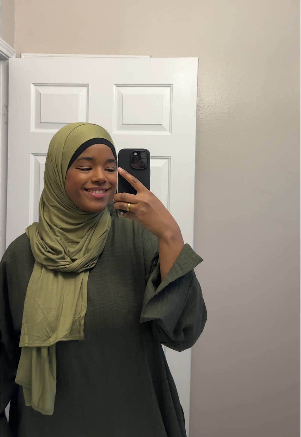 Day in the Life🤍 these ribbon tied Abayas & Jersey Hijabs are now available on TikTok shop!🫶🏽 #dayinmylife #abayagirls #fallfashion #minivlog #muslimfashion 