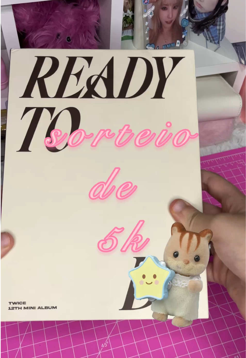 💗sorteio de 5k de seguidores em parceria com a polar pop💗 PRÊMIOS: 1° lugar: um álbum do twice ready to be com poster e 5 photocards oficiais 2° lugar: um kit bias do idol da sua preferência com a polar pop REGRAS: - me seguir e seguir a @Polar.Pop  - curtir esse post - comentar marcando 2 amigos - republicar esse post - colocar esse post no seu story - engajar outros vídeos (sem flood) - e sim se você fez tudo você tá participando!! por favor não me pergunte isso o tempo todo😭😭😭 - IMPORTANTE: se for menor de idade, precisa de autorização para envio dos prêmios DATA DO SORTEIO: 01/11/25 e o horário vai ser avisado depois!! boa sorte pra todos💗 #kpopfyp #photocard #viral #fyp #twice