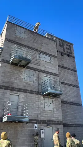 I’m basically spider-man 🕷️ #fyp #foryoupage #creatorsearchinsights #military #rappelling 