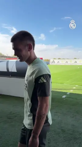 ¿A QUÉ FAMOSO SE PARECE FRANCO MASTANTUONO? 😅 ⚪ El jugador de Real Madrid se prendió en el juego y no dudó: EMINEM 🎤 🤪 ¿Coincides con el argentino? 📸 RMCF #TikTokDeportes #Fútbol #RealMadrid