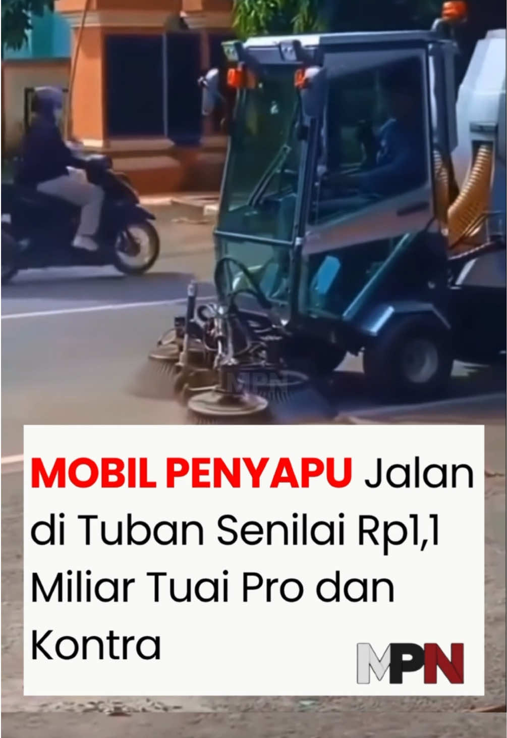 Sebuah video yang menampilkan kendaraan penyapu jalan (road sweeper) milik Dinas Lingkungan Hidup dan Perhubungan (DLHP) Kabupaten Tuban menjadi viral di media sosial. Alat pembersih jalan ini dikabarkan dibeli dengan anggaran Rp1,1 miliar dari APBD 2025, dan kehadirannya memicu kritik keras dari warga serta pertanyaan publik mengenai efektivitas dan urgensinya Dalam video yang beredar, tampak kendaraan penyapu jalan tersebut tengah beroperasi di Jalan Mastrip, Kecamatan Tuban. Meskipun dalam kondisi diuji coba, kehadirannya telah menjadi topik hangat di kalangan netizen. #mobilpenyapu #tuban #viral