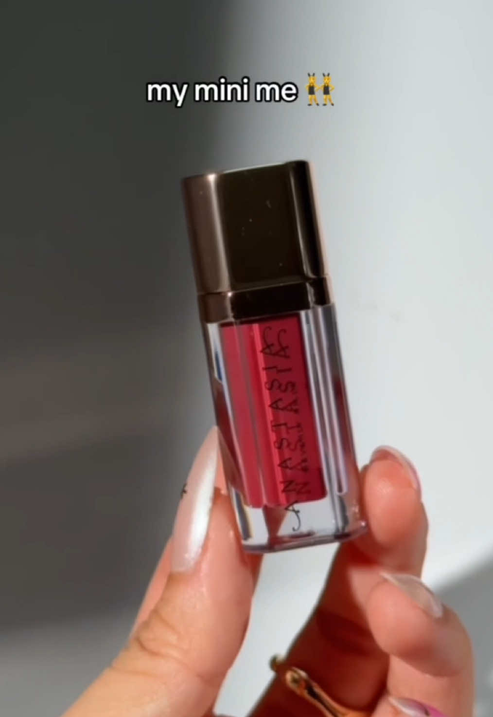 Who wouldn't want a mini me 🤏👯 our #TikTokShop exclusive limited edition 5-piece Mini Lip Velvet Bundle isn't here forever! Get it before it's goneee 💨 #ABHLips #AnastasiaBeverlyHills #lipcombo #fallmakeup 