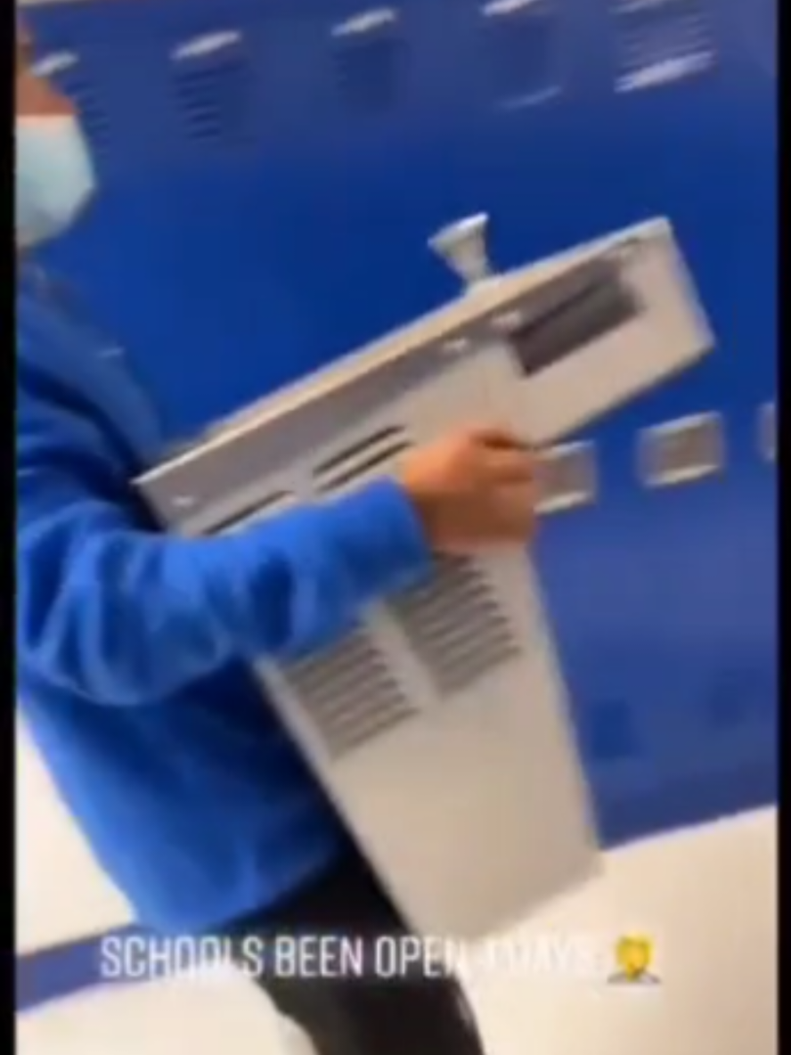 Mfs didn't have to go in the bathroom and see NO DOORS!! #67 #school #lick #challenge #fyp 