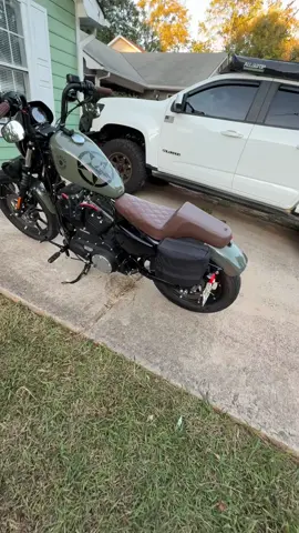 Might just be an 883 but she sure is purdy. #fyp #motorcycles #motorcyclesoftiktok #harleydavidson #sportster 