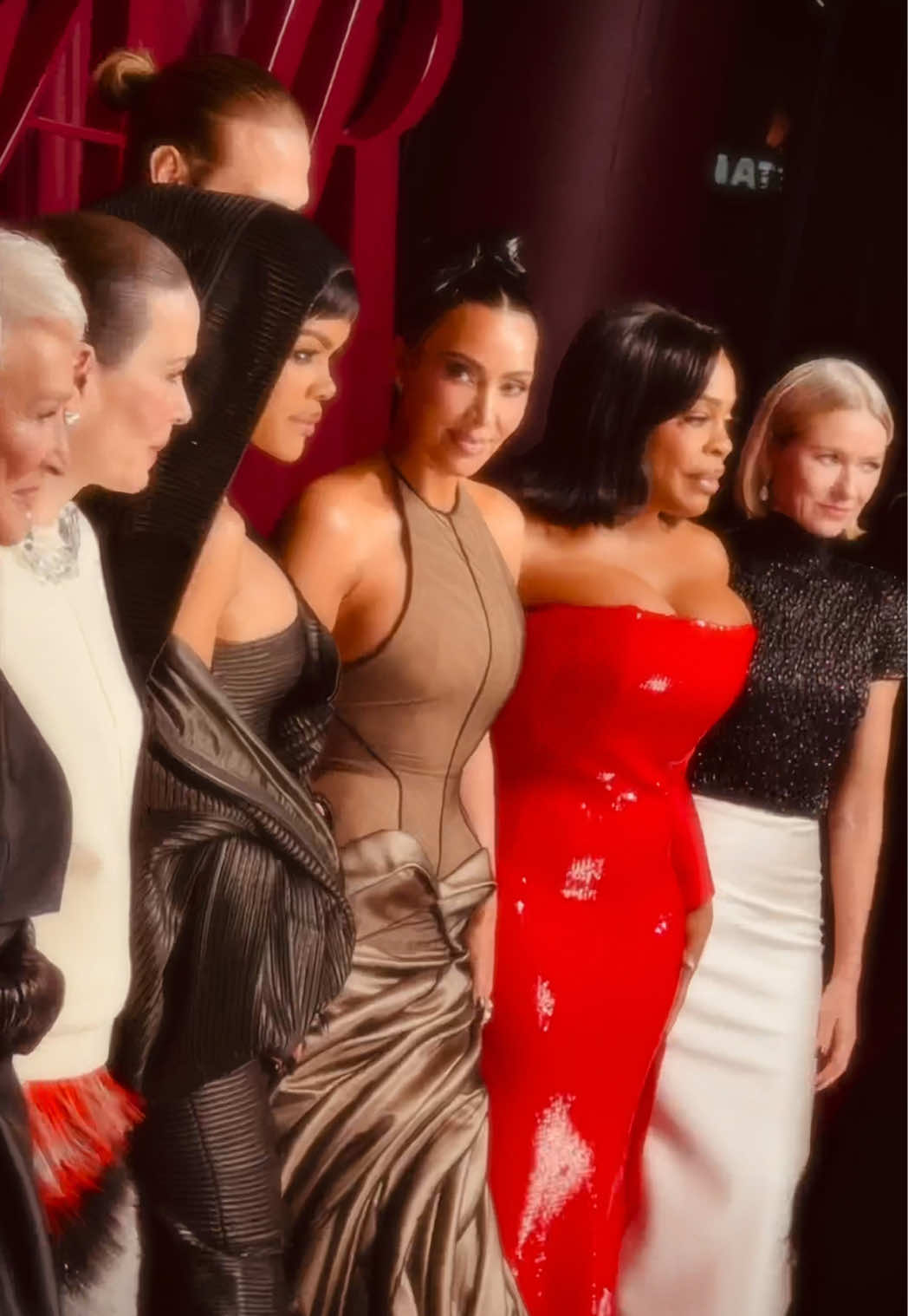 Glam y girl power ✨en la Premiere de #TodoVale en 📍Los Ángeles. #DisneyPlus #HolaHulu #AllsFair #Hulu @All’s Fair on Hulu @Evelyn Botto @Sofía Jujuy Jimenez @Michelle Masson @Barbie Simons @Tammy Parra @Lailany Sota 