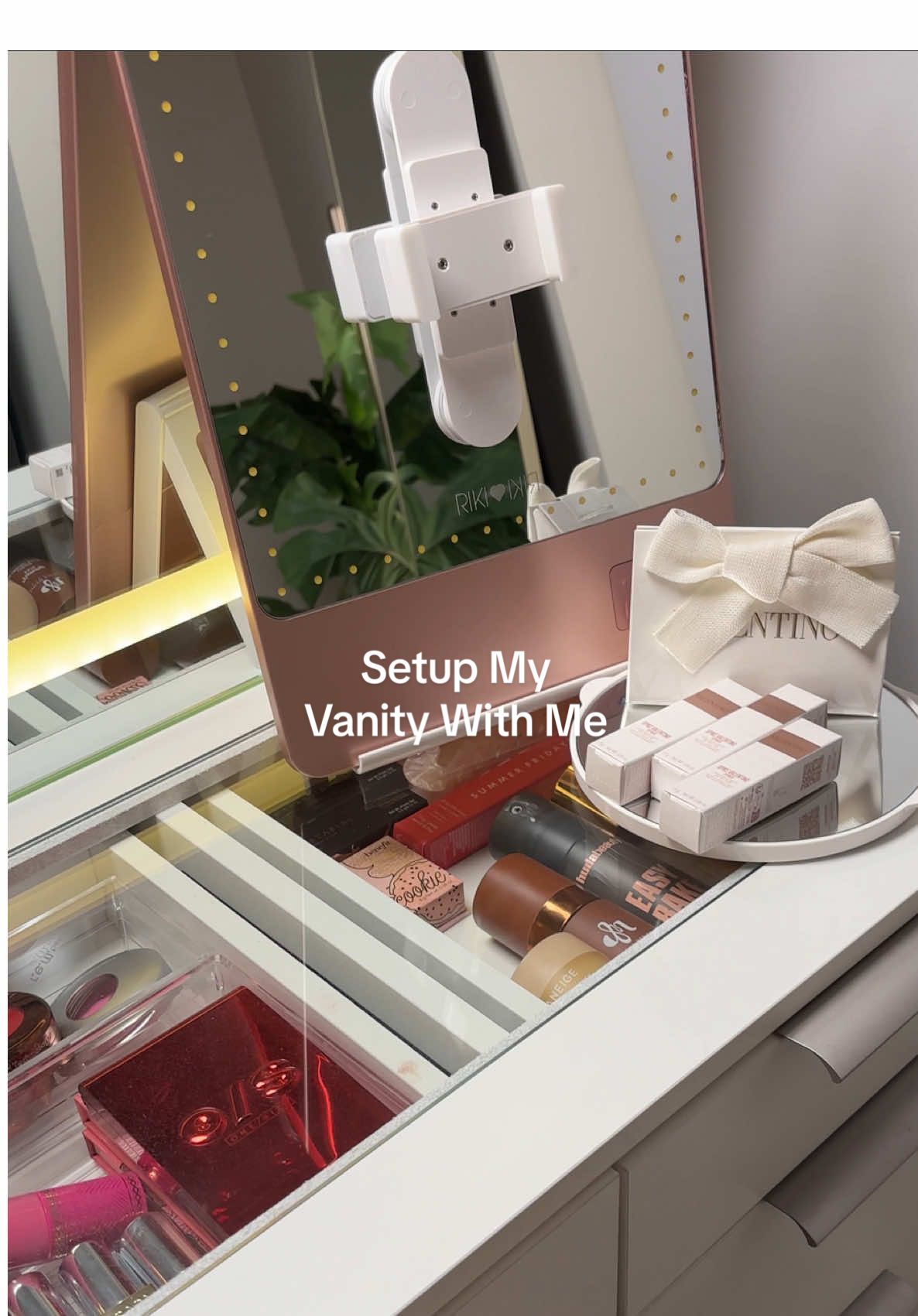 Organize my vanity me 💕🪞💄 #vanityorganization #vanitysetup #vanitymakeup #creatorsearchinsights 