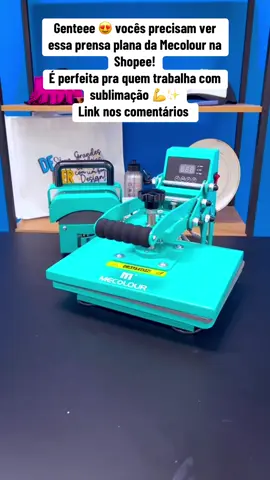 Genteee 😍 vocês precisam ver essa prensa plana da Mecolour na Shopee! É perfeita pra quem trabalha com sublimação 💪  Além de camisetas ela faz quadros de azulejos, chaveiros em MDF e acrílico , capas de agendas, almofadas, cuecas..e mais!  ✨#camisetaspersonalizadas #bonespersonalizados #prensatermica #prensamecolour #mecolour 