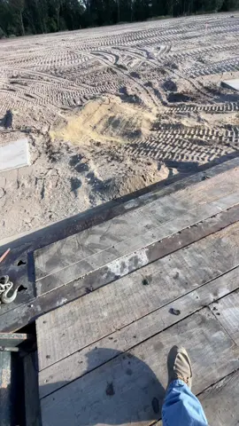 Florida sugar sand is non negotiable when it comes lowboying ✊ #construction #sideloadsmatter #tuckerpaving 