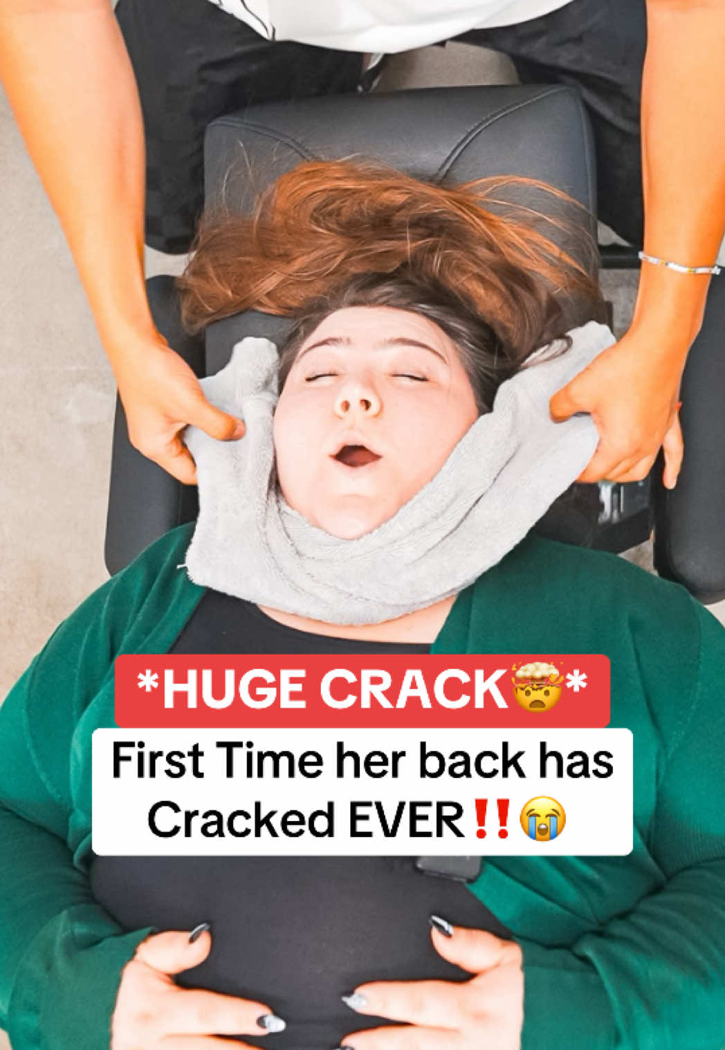 HAS YOUR BACK CRACKED LOUDER THAN THIS⁉️🤯 #chiropractor #chiropractic #adjustment 