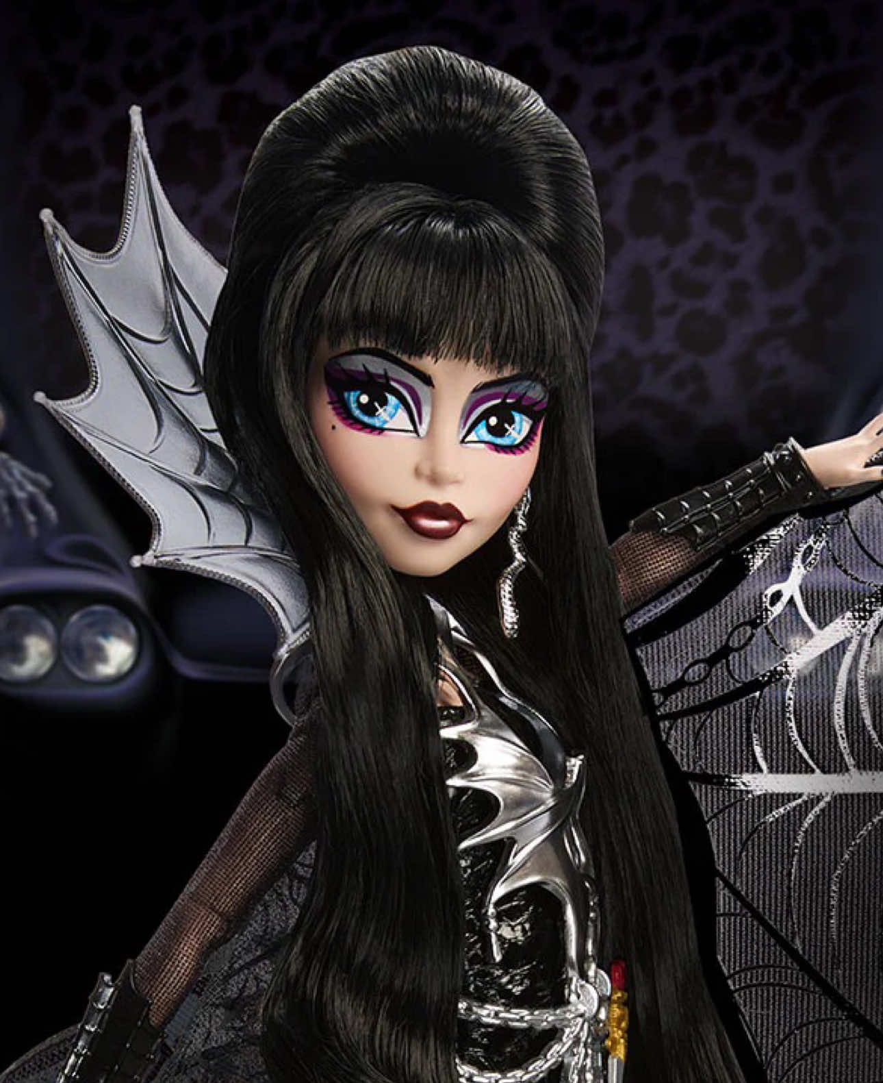 🖤🦇Monster High Skullector Elvira, Mistress of the Dark ☠️🎬 🖤At the end of her film, Elvira achieves her dream of headlining a Vegas show. Our collectible captures all this eek-citement in a look that screams GLAMOUR GHOUL. Fangs will howl for her embossed leatherette dress with shiny bodice and foil printed bat wings. Her iconic dagger and chain belt complete the killer look.  #barbiedoll #barbiethemovie #barbiephoto #barbieworld #barbiedolls                      @mattel @elvira