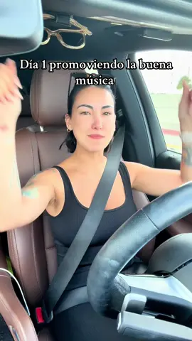 The Beatles incluyeron “Twist and Shout” en su álbum debut británico Please Please Me (1963).  En la versión final se le puede oír a Lennon tosiendo al final de la canción, un efecto no planeado pero que quedó incluido.   Lennon admitió haberse sentido avergonzado de su interpretación: él sentía que podía haberla cantado mejor en otras ocasiones.   Con el tiempo, esa versión pasó a considerarse una de las más emblemáticas del rock vocal por su energía y crudeza.  