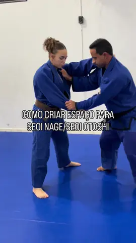 Pra aplicar Seoi Nage/Seoi Otoshi (Seoi ajoelhado) você precisa ter espaço. E numa situação de pegada alta onde o oponente tem um certo controle você precisa fazê-lo reagir e criar espaço para sua técnica funcionar.