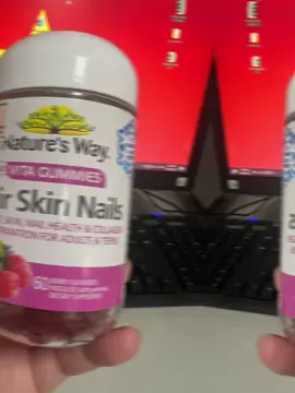 Mỗi ngày chỉ cần ăn 2 viên thôi các bà ạ. Thực phẩm của Nature's Way không còn xa lạ với chúng ta. Bổ sung Vitamin C, E, Biotin và kẽm hỗ trợ da, tóc và móng . Mời mọi người thử ạ!