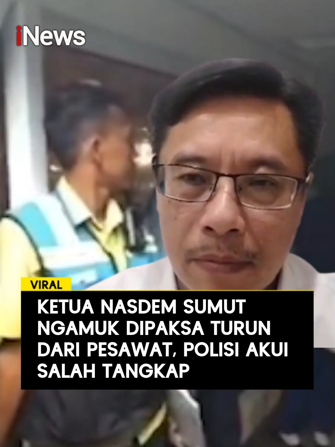 Insiden salah tangkap terjadi di Bandara Kualanamu, Deli Serdang, Sumatera Utara, Rabu (15/10/2025). Ketua DPW Partai NasDem Sumut, Iskandar ST, dipaksa turun dari pesawat oleh petugas keamanan bandara dan pihak maskapai atas permintaan polisi. Iskandar sempat memprotes keras dan menolak keluar dari pesawat yang hendak terbang ke Jakarta. Kejadian itu bahkan membuat penerbangan tertunda sekitar 20 menit. Baca selengkapnya di sini:  https://sumut.inews.id/berita/kronologi-ketua-nasdem-sumut-jadi-korban-salah-tangkap-sempat-diturunkan-dari-pesawat #ViralSumut #Politik #KetuaDPWNasdem #Nasdem #SalahTangkap #PoldaSumut #PolisiViral #AVSEC