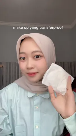 bersihin make up sat set ga sampe 1 menit cuma pakai micellar waternya @azarinecosmetic mumpung lagi buy 1 get 1 cus borong👀🤏🏻#azarinemicellar #bersihsatset #azarineskincare #skincareroutine #skincare #micellarwater 