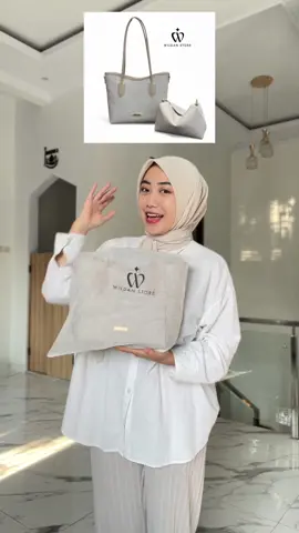 Suka yang mana?? Yang di foto atau yang asli nyaa??? Kalo pengen tau lebih detail yukk join LIVE akuu sekarang!!! #totebag #belilokal #versus #wildanstore #fyp 