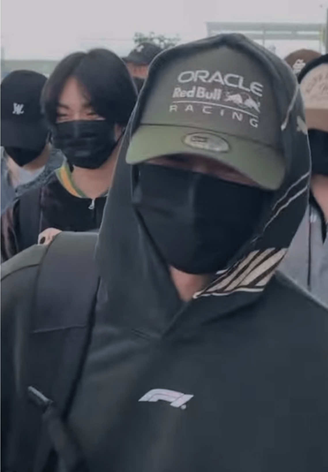 itu bawaan banyak banget jay. hand bag + backpack, dan tidak lupa ketawa bapack2nya itu😂🤏🏻 #jay #enhypen  curiga doi mau pindah ke indo dengan bawaan seabreknya itu😭😂✌🏻