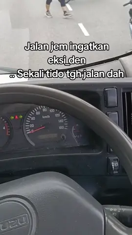 Apa agaknya masalah dia... Sampai nekad tido tgh jalan #viral #fyp #ftp #lori #kereta 