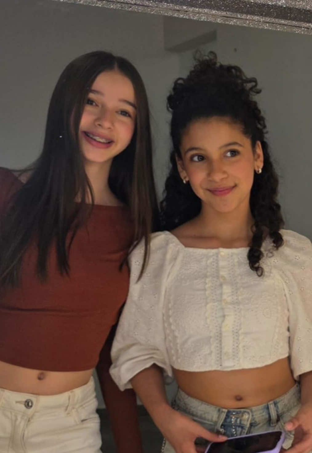 Mafer y Luz ? 🙄😲 @Zoe Fernández  @Luz de Luna  @Del Barrio Producciones  . . #friend #actress #naimaluna #celebrity #viral 