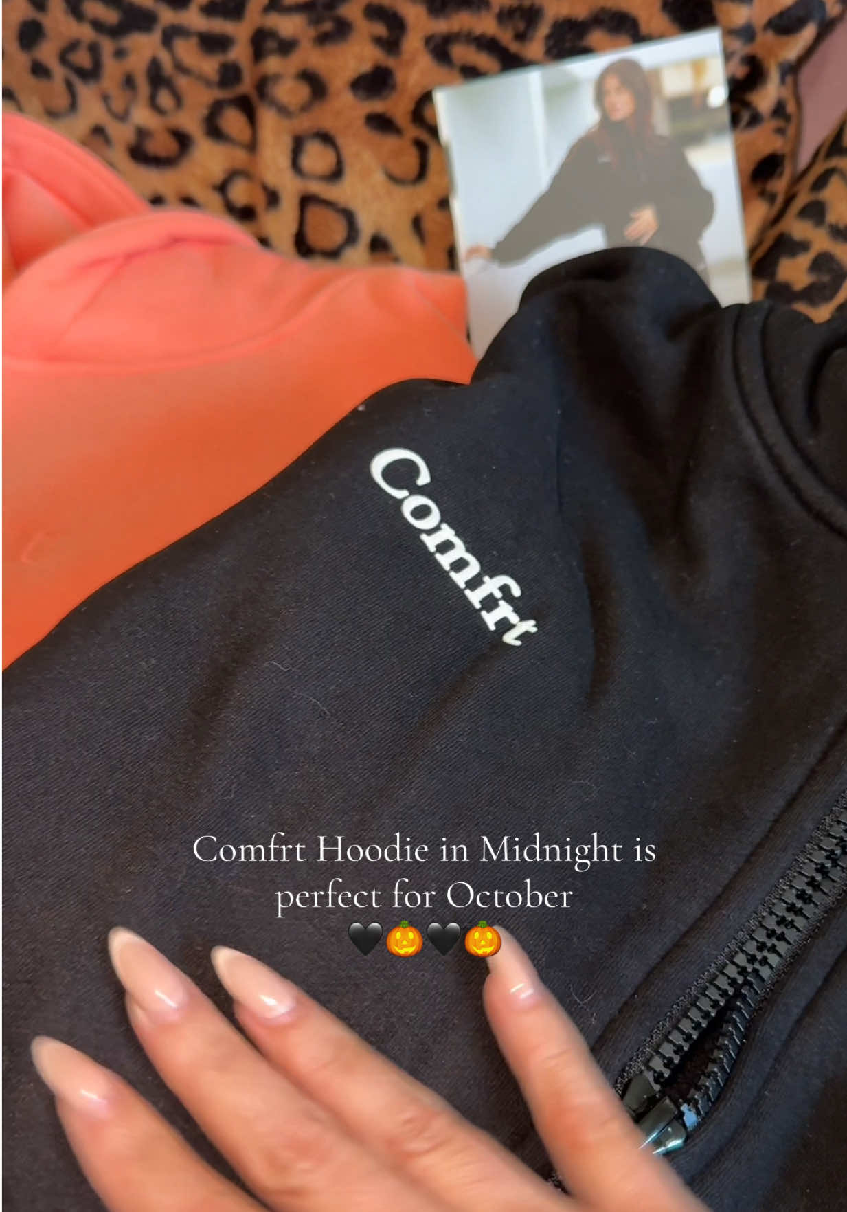 Free shipping! Comfrt zip hoodies are oversized and comfy🤎🍁✨ #zipuphoodie #fallfashioninspo #otdinspo #comfyoutfit #tiktokshopcreatorpicks 