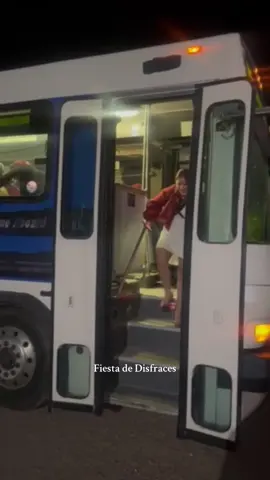 Dando el roll en el bus🤣👻 #fyp #paratiiiiiiiiiiiiiiiiiiiiiiiiiiiiiii #fiestadedisfraces #paratipage #halloweenbirthdayparty 