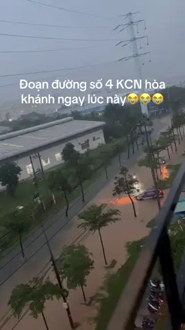 Mỗi lần mùa mưa về thì biết bao nhiêu người khổ. Mọi người hết sức chú ý khi đi qua đoạn đường này rất nguy hiểm nhé#lut #danang #khucongnghiep #xuhuongtiktok 