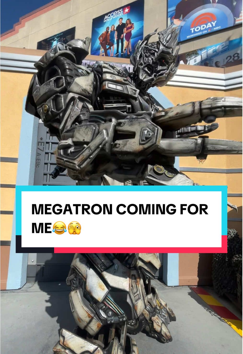 Megatorn loves to call me out😂🫣 @menacemade @Universal Studios Hollywood #universalstudioshollywood #universalstudios #transformers #megatron #fyp 