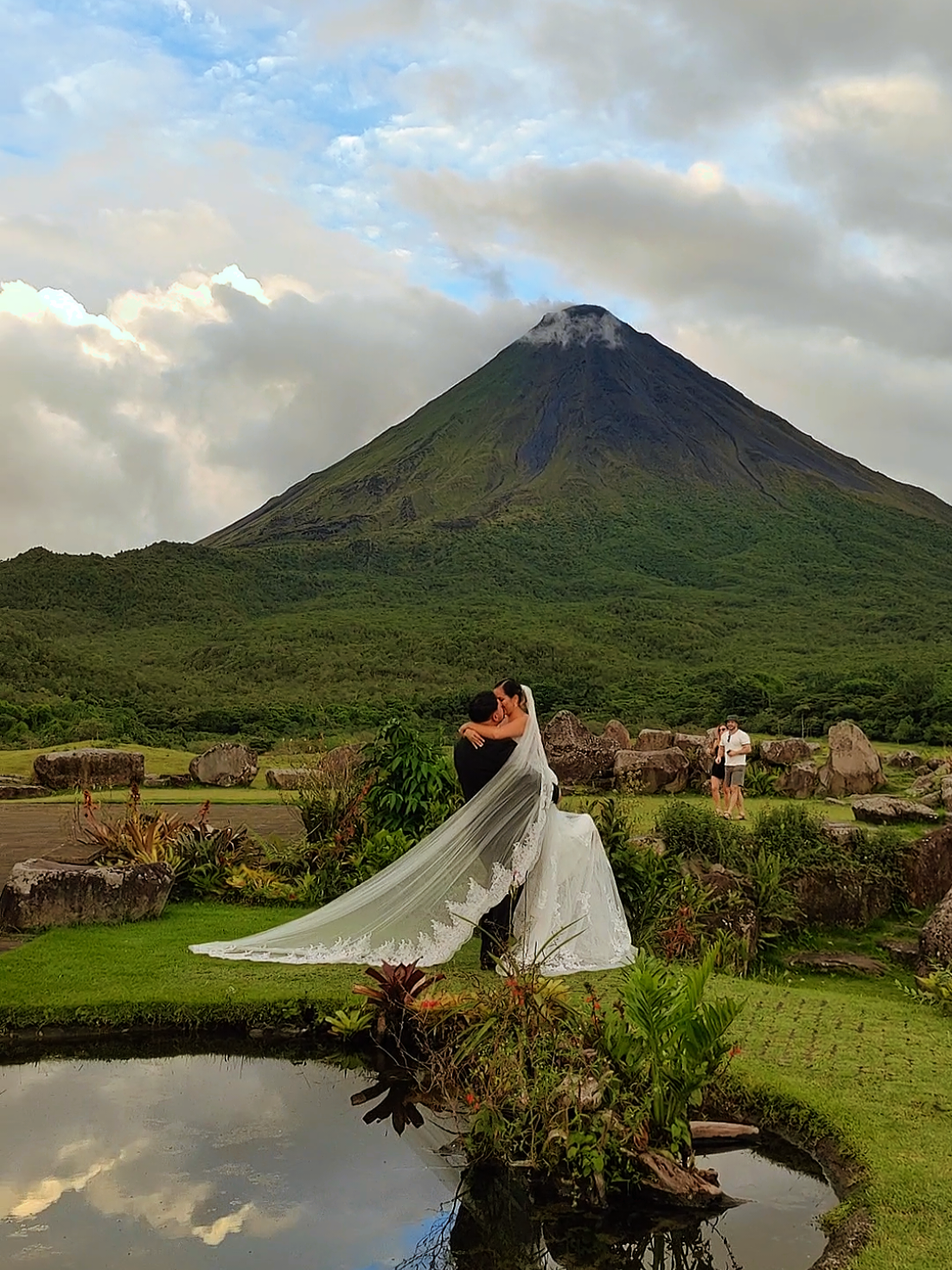 El Arenal ayudando en la sesión ❤ @EventosCaluCR 📍 @Arenal1968 #weddingphotographer #costarica #photographer #destinationphotographer 