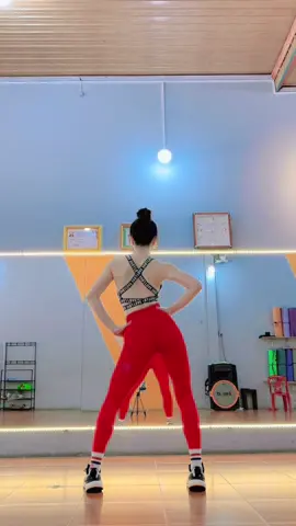 Vào tập đánh hông ngang để có siết eo đẹp cùng tui nè mấy bà 