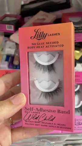 Self adhesive half lashes from Lilly lashes @Lilly Lashes #tiktokshopblackfriday #tiktokshopcreatorpicks #tiktokshopcybermonday #lillylashes #nogluelashes 