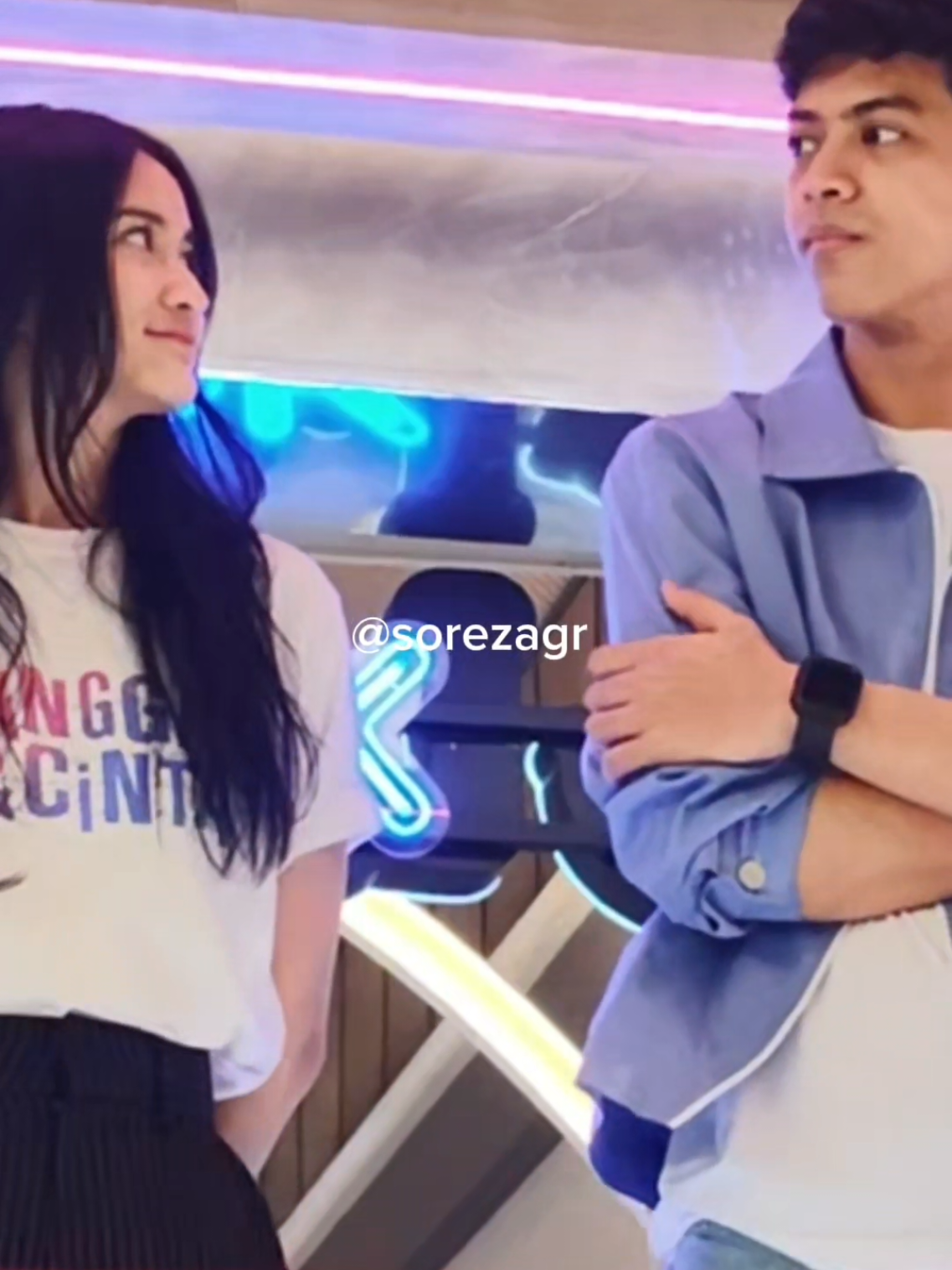 Selain El yg attentive, Leya tuh juga sering curi2 pandang cek kondisi El, kaya pas di depok ini El keliatan lelah bgt, and she checked on him often. Hufftt kangen El Leya pake bangeetttt. Is cinema visit era over already? Plisss kalian beredar seluasnya sebanyaknya biar kita bisa sering2 ketemu 😭 #ranggadancinta #elputrasarira #leyaprincy #elputra @elputrasarira @elputrasarira 