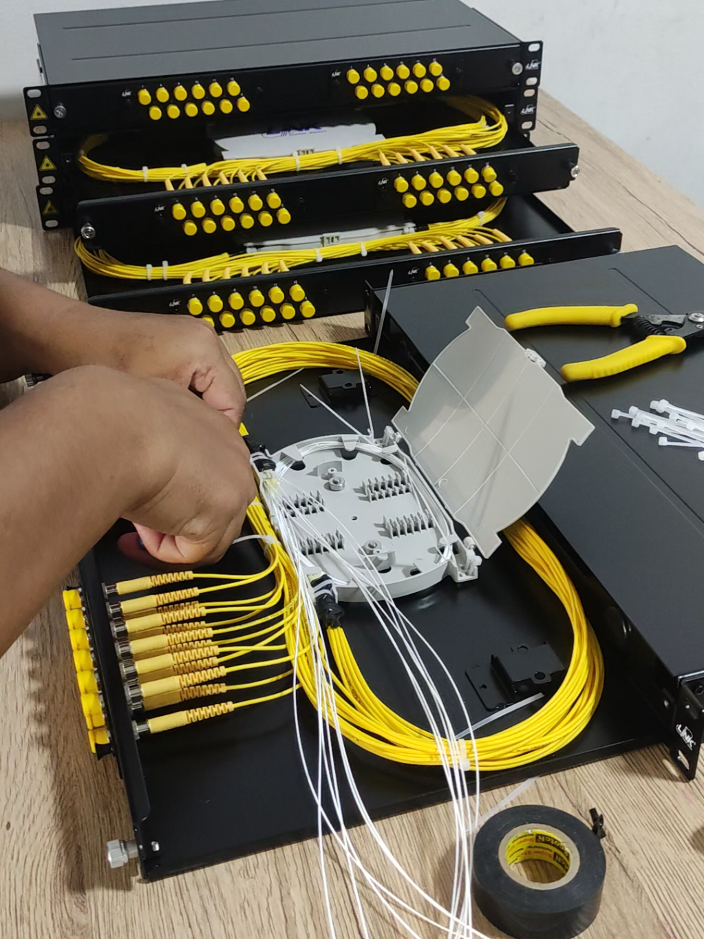 Warming the ODF like I’m cooking fiber spaghetti. 😁😁😁😏😏😏#emcom #fiberoptics #ติดตั้งอินเตอร์เน็ตชลบุรี #ติดตั้งอินเตอร์เน็ตWiFiชลบุรี #วางระบบอินเตอร์เน็ตชลบุรี 