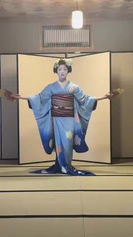 I had the pleasure of having a real Maiko dance for me in Kyoto. The dancing and singing was so beautiful #japan #maikodance #mochiman #kyotojapan #geisha 
