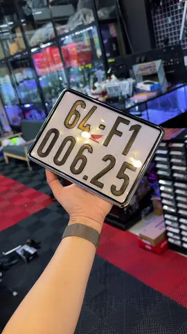 100% biển số phục hồi là số ko chạm kính. Nền phản quang hoa văn siêu xịn nhé ae! Số sơn đen bóng lun cho nét nhé ae. 