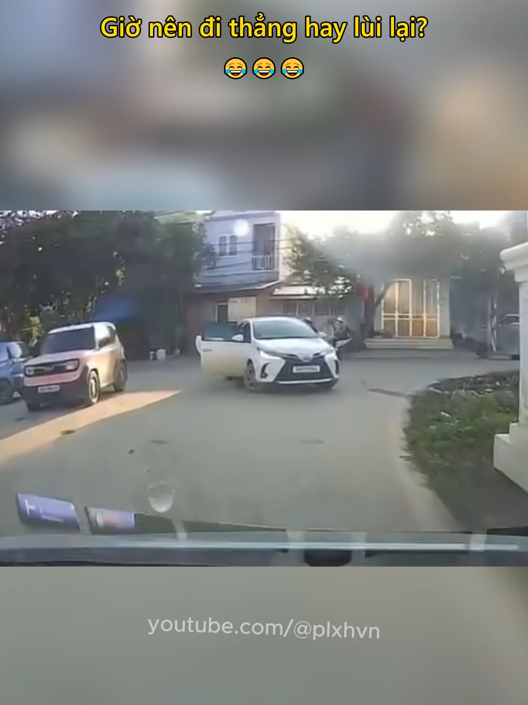 Giờ nên đạp ga đi thẳng hay lùi lại?😂 #giaothong #vanhoagiaothong #luatgiaothong #plxhvn #phapluatxahoi