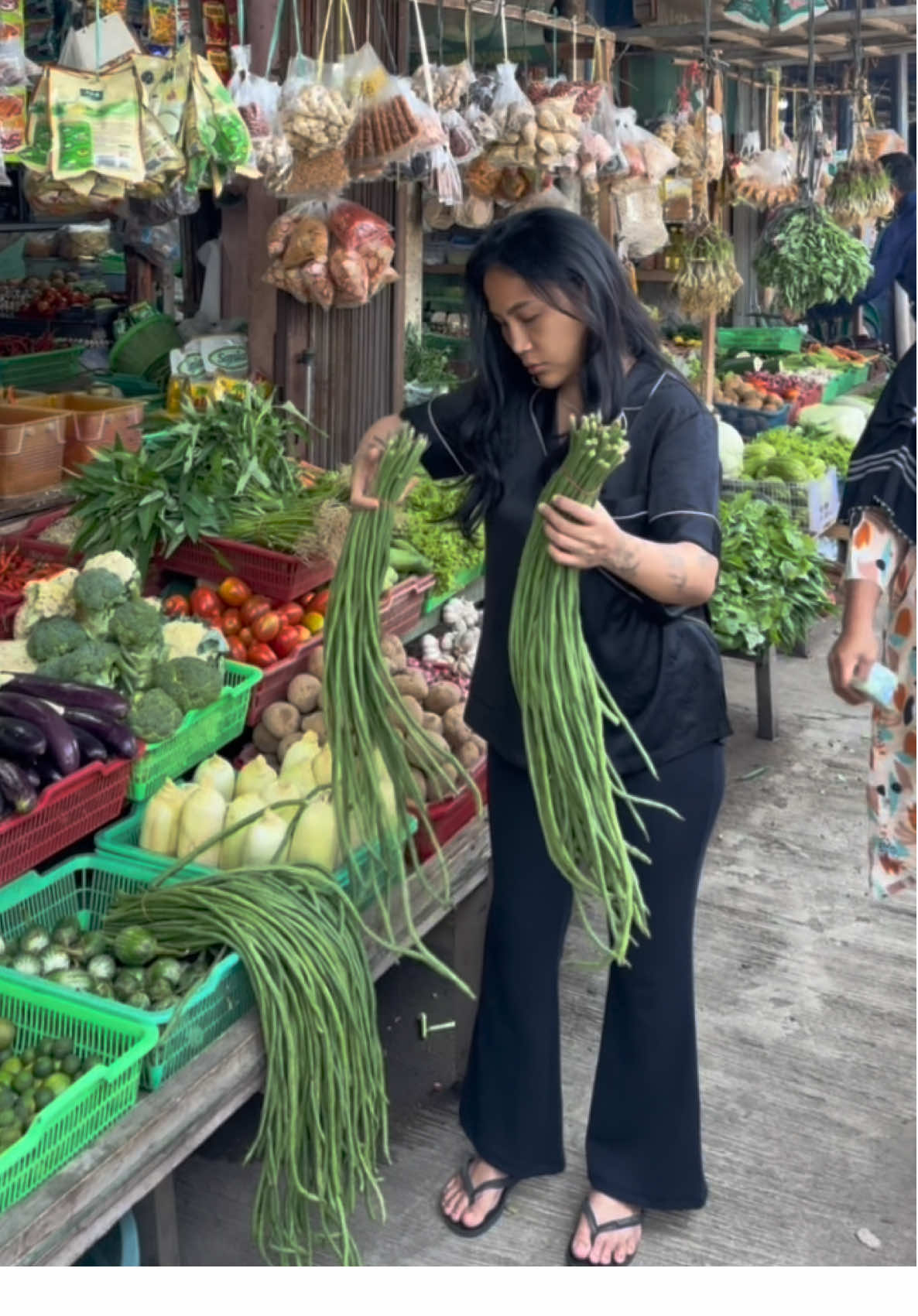 Temenin mami ke pasar tradisional untuk belanja sayuran 