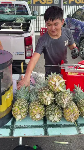 Perfect Fruit Cutter - Fruit Cutting Skills - Malaysian Street Food Price : MYR 10 / USD 2 Location : KSL Monday Night Market Muah Chee #streetfood #malaysia #fruit 