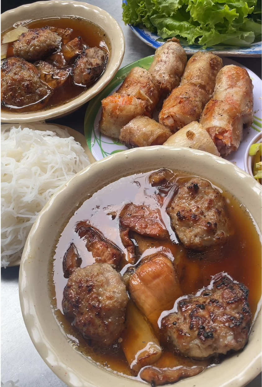 Ai bún chả hem... T thấy hot trên tóp tóp nên t đi ăn thử. Ngon mà cục chả bự quá hơi ngán. Mọi ngừoi ăn tô đầy đủ thôi là ứ hự r đừng tham như t kêu tô đầy đủ ăn mãi ko hết 🤣 Chả giò nêm nếm ngon nhưng toàn rau củ thoai ko thấy thịt đâu hớt. Đông nha, chịu khó chờ xíu với lựa hôm nào trời mát chứ quán lợp tôn hơi nóng nhak. #buncha #monngon #angihomnay #vietnamesefood 