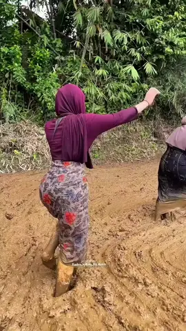 Gadis desa belajar bajak sawah #gadisdesa #jandadesa #jandamuda #fypシ゚ #fypviralシ 