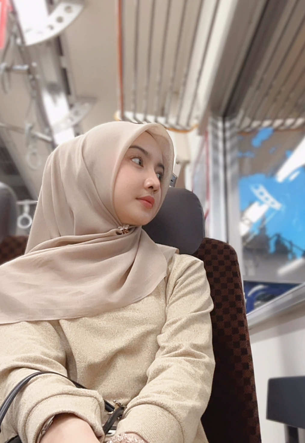 bukan untuk ku yaAllah, tapi untuk adik ku untuk mimpinya, pendidikanya, dan hobinya setidaknya dia masih punya aku kelak sebagai 