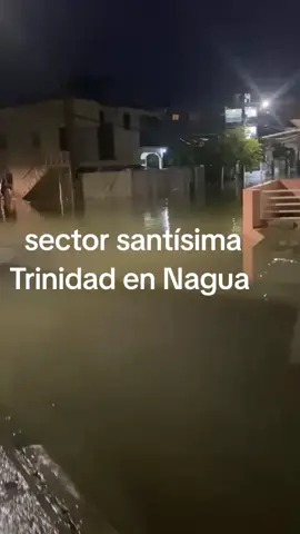 Inundaciones afectan esta noche también al sector santísima Trinidad en Nagua.